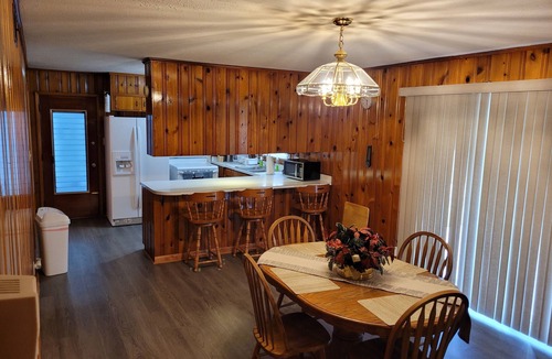 Albany House | SPACIOUS SAFE HOME CLOSE TO HOSPITAL, MALL, & RESTAURANTS WITH BEAUTIFUL YARD!