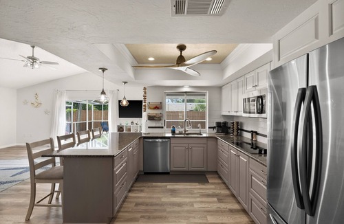 South Venice House | Spacious Starfish Venice Pool Home - 2 living spaces, 3/2.5, oversize pool!