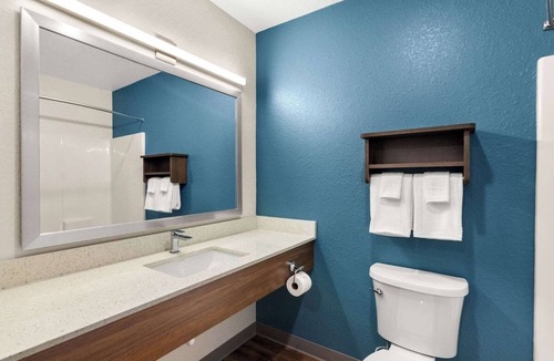 Port Saint Lucie Hotel | Spacious Suite | 1 King Bed | Near Port St. Lucie Pkwy