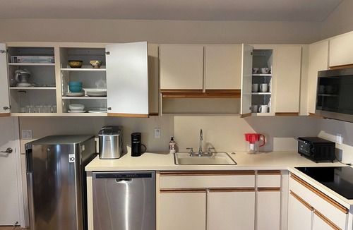 Wellington House | Spacious Suite in Wellington with AC and Parking
