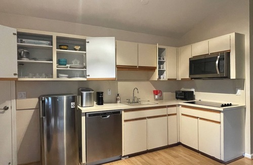 Wellington House | Spacious Suite in Wellington with AC and Parking