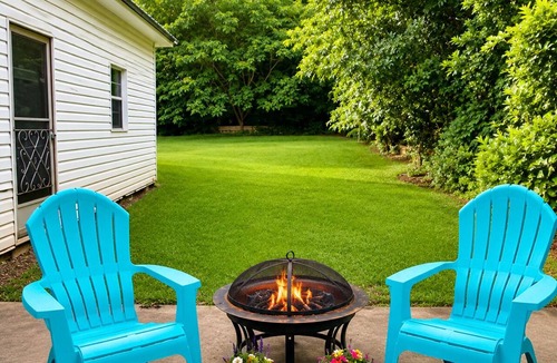 Thomaston House | Spacious Thomaston Retreat~Sleeps 10~Families Work Crews Weddings