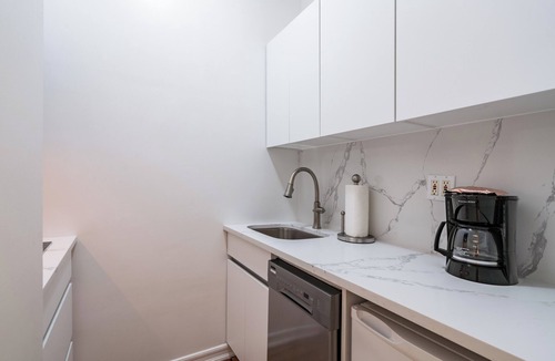 Upper East Side Apartment | Spacious UES Studio Apartment By Central Park