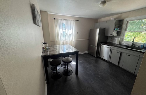 Eastside Apartment | Spacious University area 2 bedroom apartment 1 mile from SU. Parkside view!n