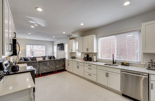 Detroit House | Spacious & Updated Group Getaway in Detroit!
