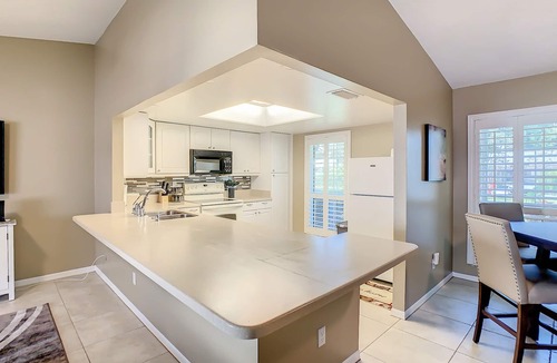Tarpon Springs Villa | Spectacular 2Bd/2Bth Villa Nestled Between Sunset Beach & Howard Park Beach