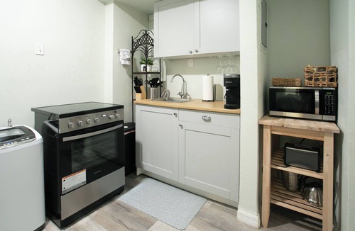 Springfield Apartment | Springfield Oasis Cozy Furnished Stay Near UF Health & Proton Center