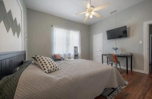 Tampa House | Stadium Room with Area & Parking
