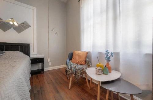 Tampa House | Stadium Room with Area & Parking