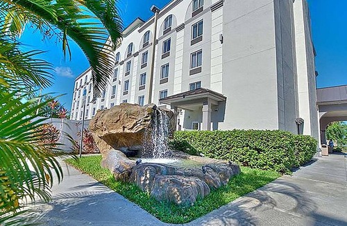 Orlando Hotel | Stay at 6-Mins Drive to Sports Complex | Outdoor Pool & Free Breakfast | 3 Units