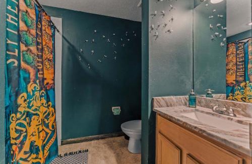 Lakeside Estates House | Stay at Hogwarts Harry Potter's Home, Free Parking, Pets Allowed