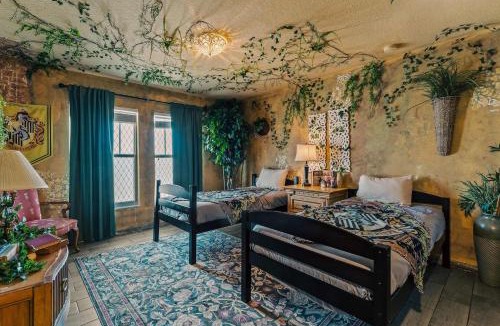 Lakeside Estates House | Stay at Hogwarts Harry Potter's Home, Free Parking, Pets Allowed