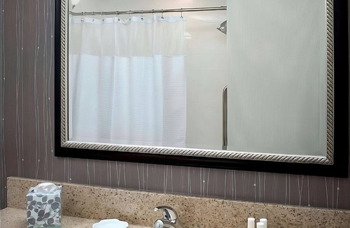 Tinton Falls Hotel | Stay Connected & Explore the Jersey Shore Region with Parking & Swimming Pool!