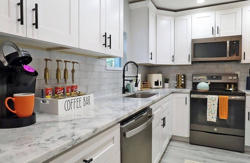 Old Seminole Heights House | Stay & Play Downtown Tampa Sleeps 10- HotTub & Bar
