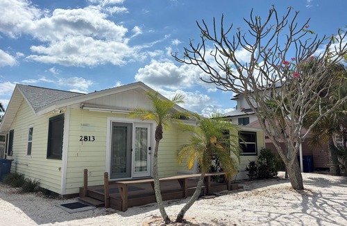 Ilexhurst House | Steps to Beach - Prime Location Beach Bungalow – Beach Gear