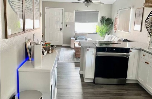 Palm Harbor House | Steps to Downtown, Dinner & Live Music