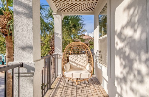 Crystal Beach House | Steps to Pool*walk2beach*2 King suites*sleeps 16