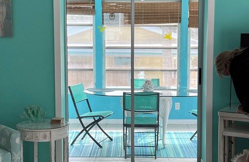 Englewood House | STEPS TO BEACH & STEPS TO BAY & WATCH DOLPHINS! 3 MIN WALK TO RESTAURANTS