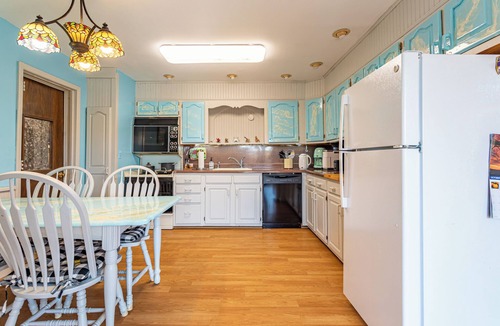 Town of Broome House | Strange Catskills Glamp Barn from 1986 w. Hot Tub + Real Shower & Kitchen