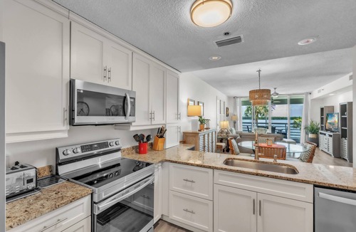 Whitney Beach Condo | Striking bay views! Waterfront corner unit in Longboat Key! Pool & Spa