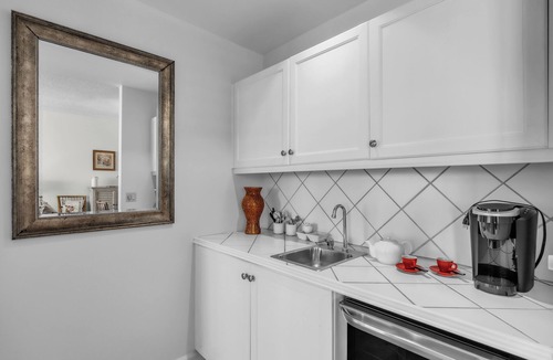 Whitney Beach Condo | Striking bay views! Waterfront corner unit in Longboat Key! Pool & Spa