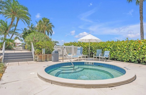 Whitney Beach Condo | Striking bay views! Waterfront corner unit in Longboat Key! Pool & Spa