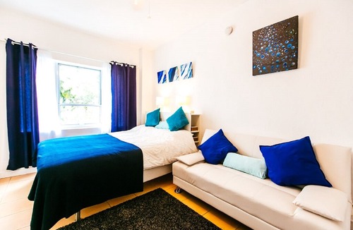 Bayshore Apartment | Studio Close to the Beach with Pool