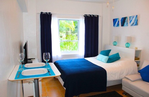 Bayshore Apartment | Studio Close to the Beach with Pool