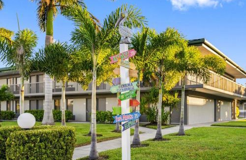 Whitfield Apartment | Studio, kitchenette, pool & Tiki Bar