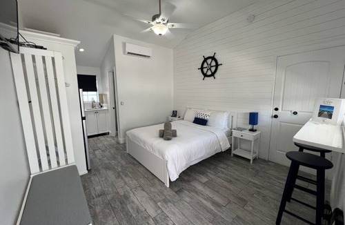 Sunset Beach Hotel | Studio steps to beach w/queen bed #2