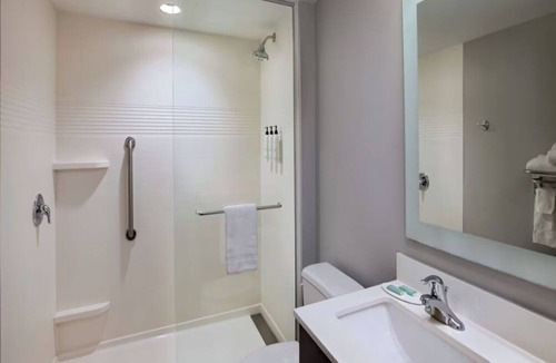Macon Hotel | Studio w/Kitchen for Weekend Getaways in Macon | Free Breakfast & Outdoor Pool