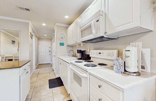 Navarre Beach Apartment | Studio with a patio, pool access, and central AC - snowbird friendly