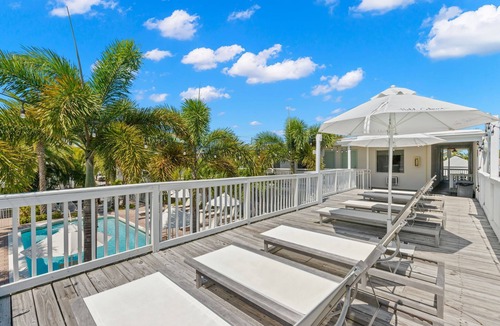 Bay Esplanade Apartment | Stunning 2BR Suite, Just Steps to the Beach