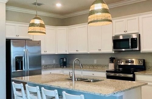River Hall House | Stunning 3bed-3bath oasis w/lake view