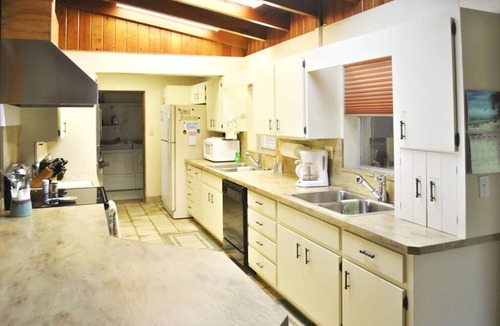 Islamorada House | Stunning 5-bedroom home on Upper Matecumbe, Islamorada, perfect for 10 guests.