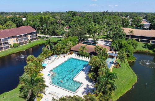 Gulf Gate Estates Condo | Stunning lakefront condo near Siesta Key beach