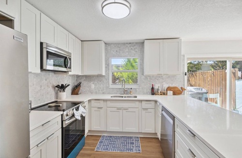 Chandler Park House | Stunning Modern And Elegant Townhome. Five Minute Walk To The Beach ☀️