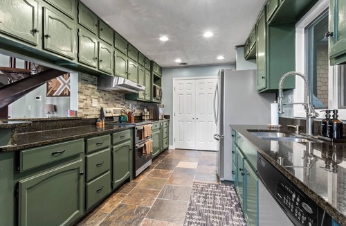 Tate Cabin | Stunning Mountain Views Sleeps 20 Dog-Friendly Game Room & Fire Pits