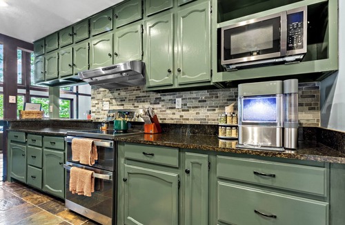 Tate Cabin | Stunning Mountain Views Sleeps 20 Dog-Friendly Game Room & Fire Pits