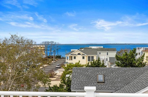 North Beach Haven House | Stunning Roof Deck Views! North Beach Haven Home. Close to Everything