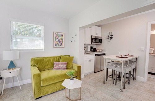 Lake Magdalene Apartment | Stylish 1-bedroom Studio with AC in peaceful Tampa neighborhood