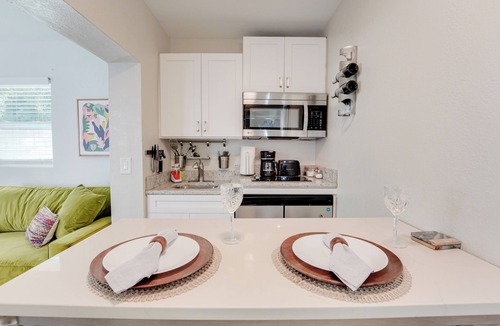 Lake Magdalene Apartment | Stylish 1-bedroom Studio with AC in peaceful Tampa neighborhood