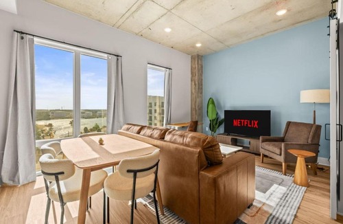 Channel District Apartment | Stylish 1BR in Heart of Channelside Area | Mins DT