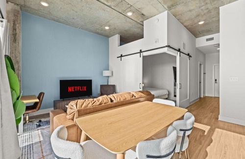 Channel District Apartment | Stylish 1BR in Heart of Channelside Area | Mins DT