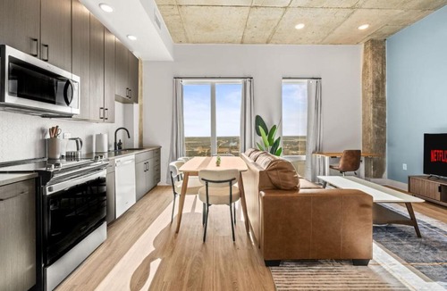 Channel District Apartment | Stylish 1BR in Heart of Channelside Area | Mins DT