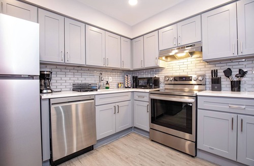 Orange House | Stylish 2BR, Unit 2, Smart Lock, Yard, Laundry