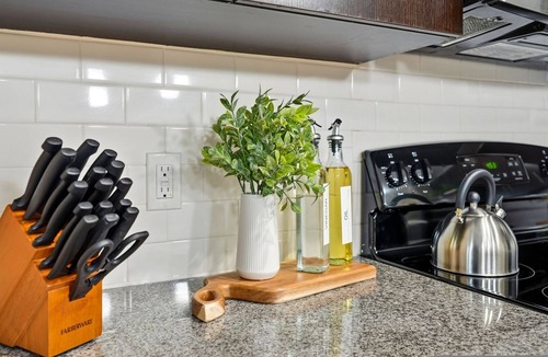 Courier City - Oscawana Apartment | Stylish 2BR w Balcony Pool Pet-friendly 15