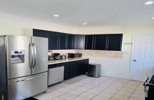 Valley Stream House | Stylish 6BR Haven - 5 Mins to JFK, Mall & Train Nearby + Free Parking!