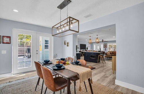 Indian Rocks Beach House | Stylish Beach Escape –Fresh Remodel, Hammock, Patio & Walk to White Beaches.
