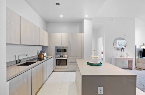 Hollywood South Central Beach Condo | ★ Stylish Beachfront Escape with Private Balcony, Rooftop - 25 min to MAJOR INTERNATIONAL SPORTING EVENT!